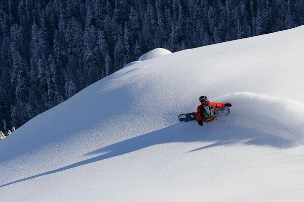 Extrem auf einem Brett mit Schnee am Hang