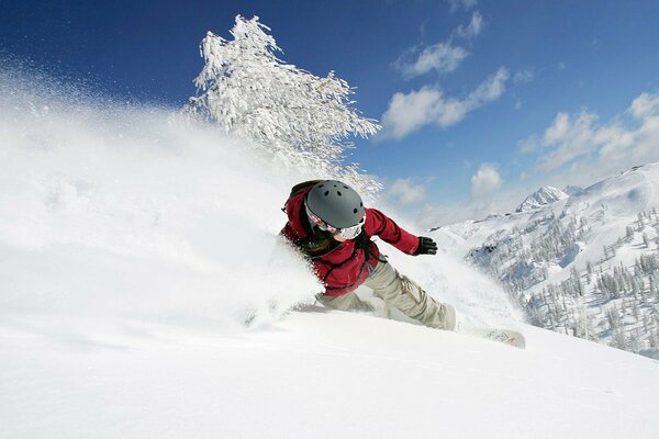 Snowboarder con chaqueta roja y casco