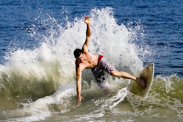 Hombre en el surf en el mar Volga