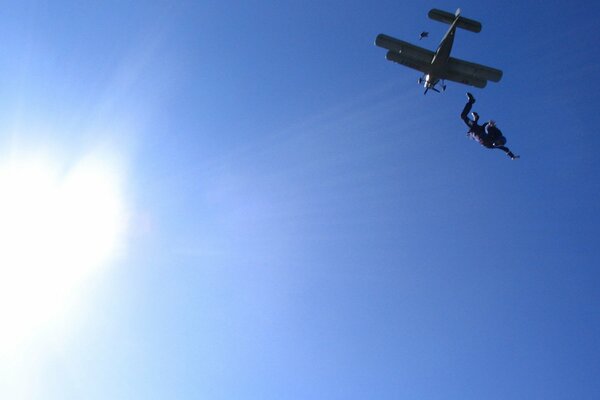 Fallschirmsprung aus einem Flugzeug