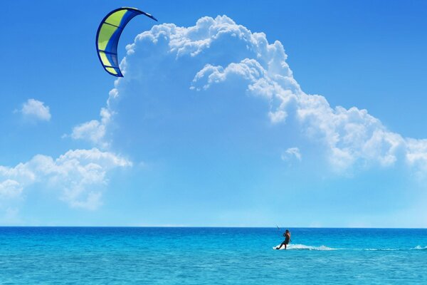 Surf y kitesurf en el fondo del cielo azul y el mar infinito