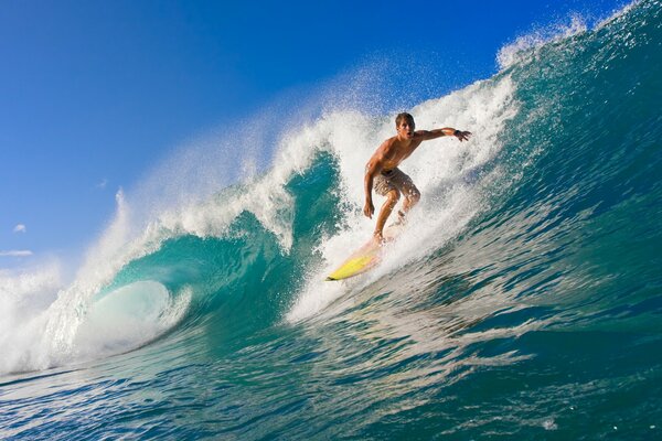 Der Kerl auf dem Surfbrett in der Welle