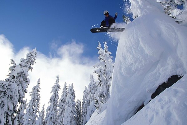 Un vuelo de snowboard en medio de un paisaje invernal