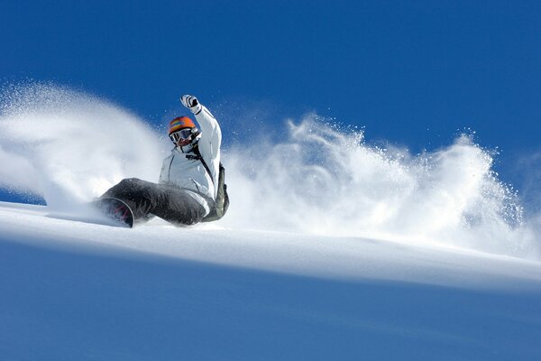 Descenso del snowboarder de la montaña