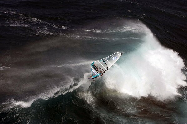 Un avión flota extremamente sobre las olas del océano