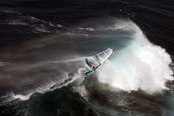 L aereo si libra estremo sopra le onde dell oceano