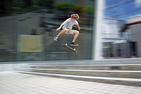 Skateboard est un mouvement sur une planche