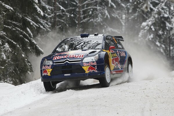 Rally su strada innevata in auto blu