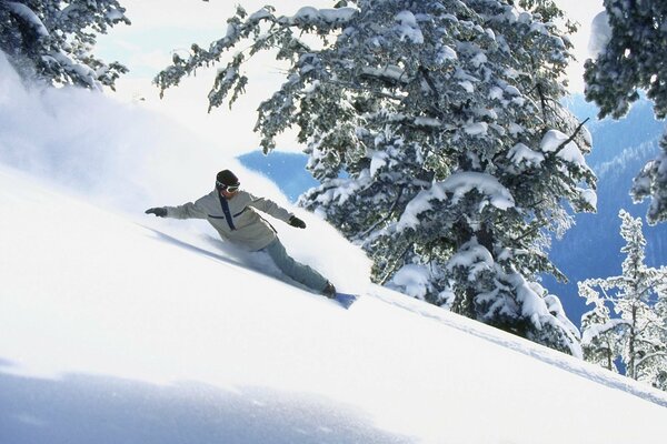 El hombre en el tablero levanta polvo de nieve