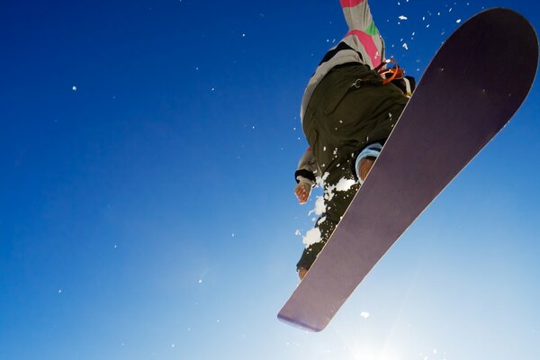 Silueta de snowboarder contra el cielo