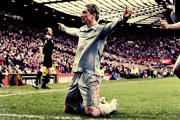 The moment of victory in football on the Fernando Torres field