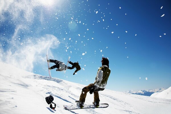 Niesamowite skoki i loty snowboardzistów