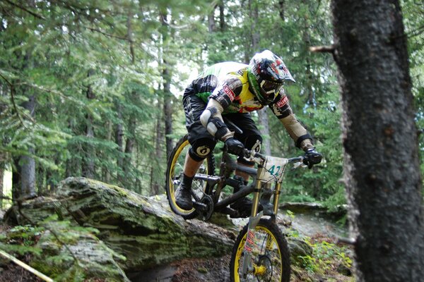 Berg extreme mit dem Fahrrad im Wald