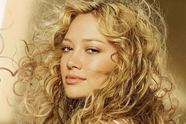 Hilary Duff curly blonde