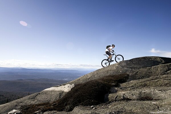 Foto di un ciclista sportivo su una montagna con un casco