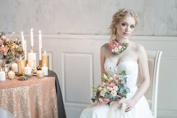 Bella ragazza in abito con bouquet