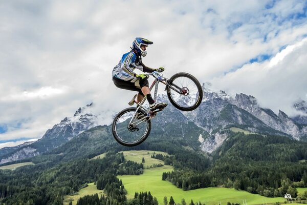 Sprung auf einem Fahrrad vor dem Hintergrund der Berge