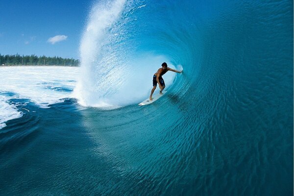 La conquista de las olas por los surfistas