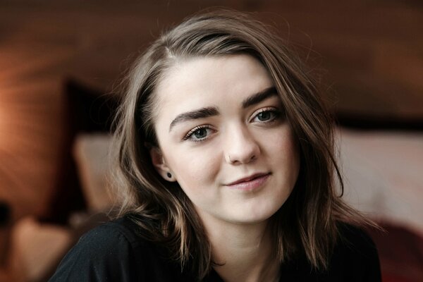 Maisie Williams uśmiecha się do kamery