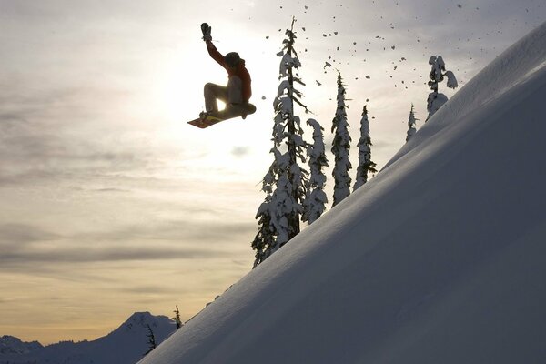 Saut extrême de snowboarder sur fond de soleil d hiver