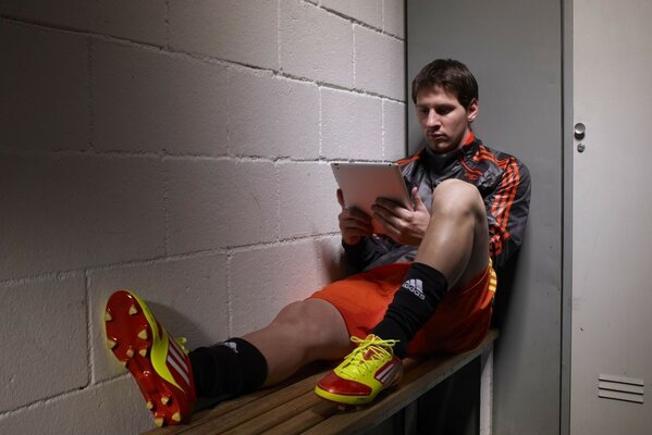 Lionel Messi se prepara para el partido en el vestuario