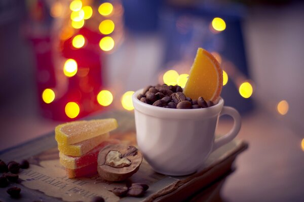 Kaffeebohnen mit Orangenmarmeladescheiben