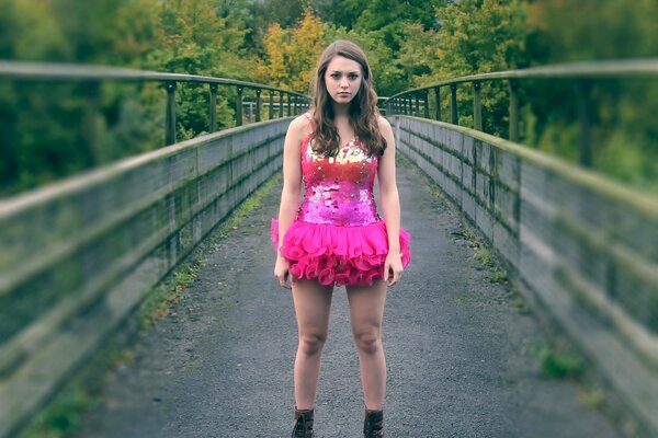 Mädchen auf der Brücke in einem seltsamen Kleid