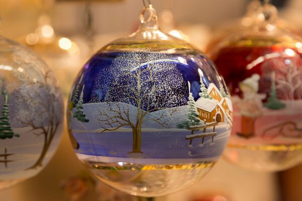 Transparente Weihnachtskugeln mit Dekor in Form einer Winterlandschaft