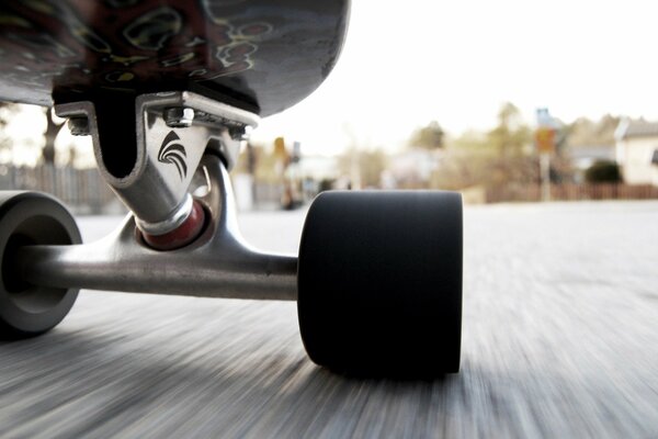 Skateboard-Räder, die sich schnell auf dem Asphalt bewegen