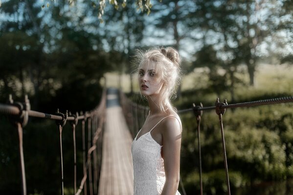 Fille sur le fond d un pont en bois de corde