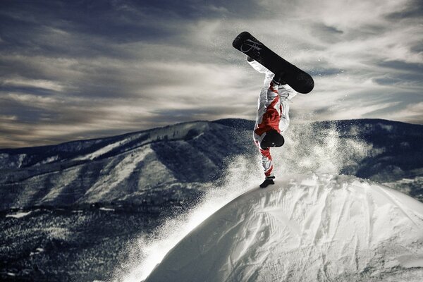 Snowboardzista wspiął się na ośnieżoną górę