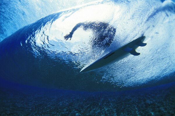 Große Wellen im Ozean surfen