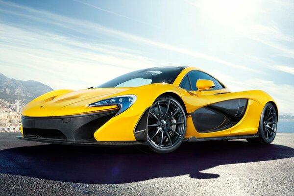 McLaren brillante con puertas cerradas en la carretera