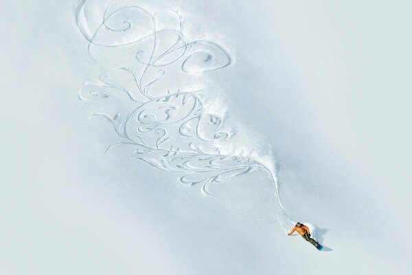 Hermoso dibujo de un snowboarder en la nieve