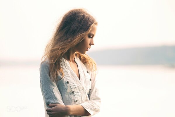 Ragazza in camicia bianca