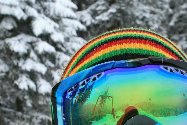 Regenbogenfarbene Snowboarderbrille