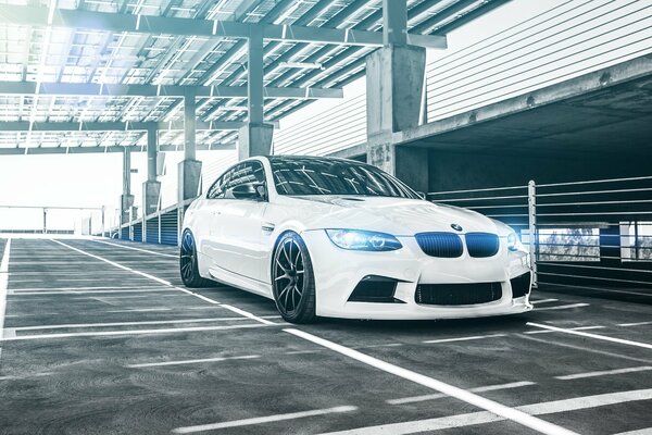 Schneeweißer BMW auf einem Parkplatz in der Stadt