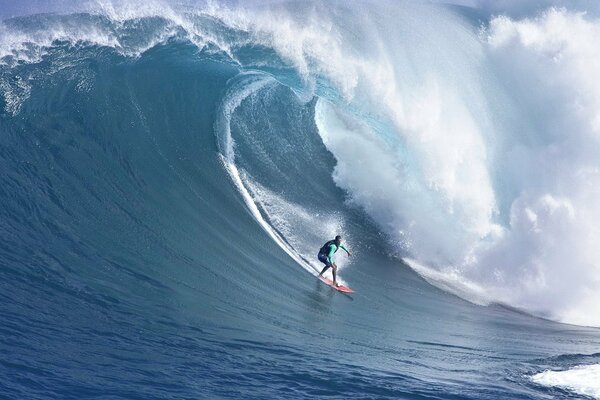 Große Wellen im Ozean surfen