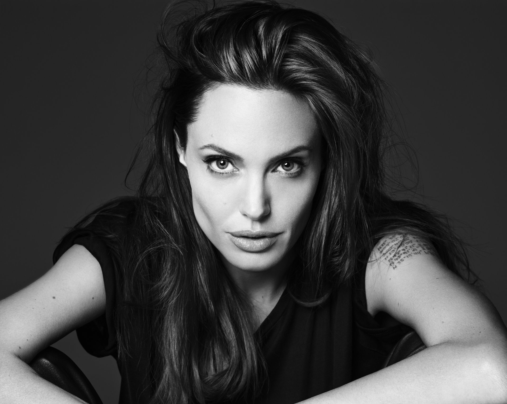 angelina jolie schauspielerin mädchen schöne aussehen sexy fotoshooting magazin elle 2014 hintergrundbilder schwarz und weiß brünette