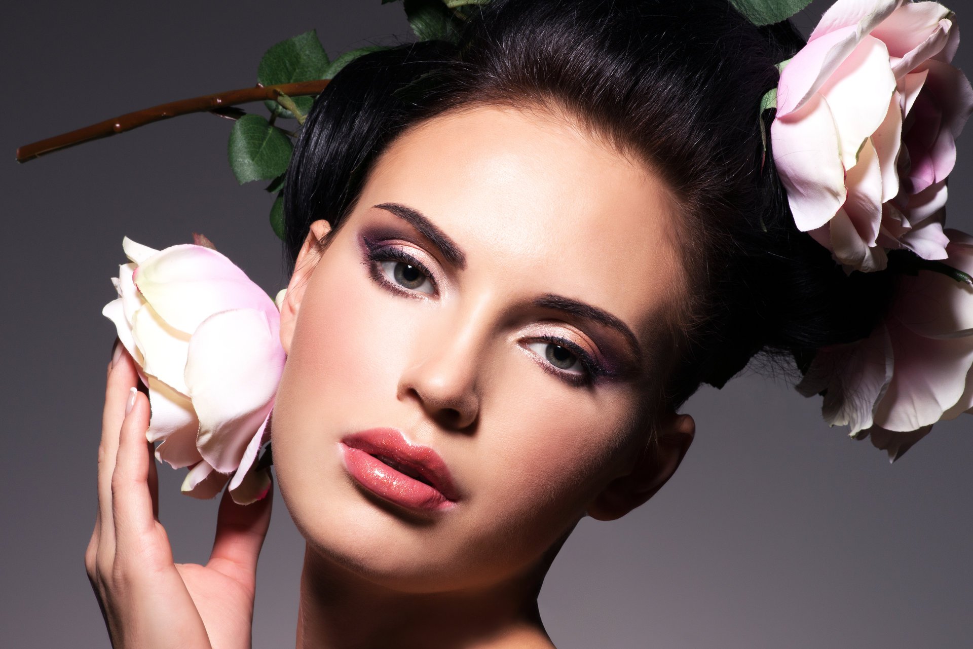 mädchen gesicht make-up blick augen haare frisur hand blumen rosen stil