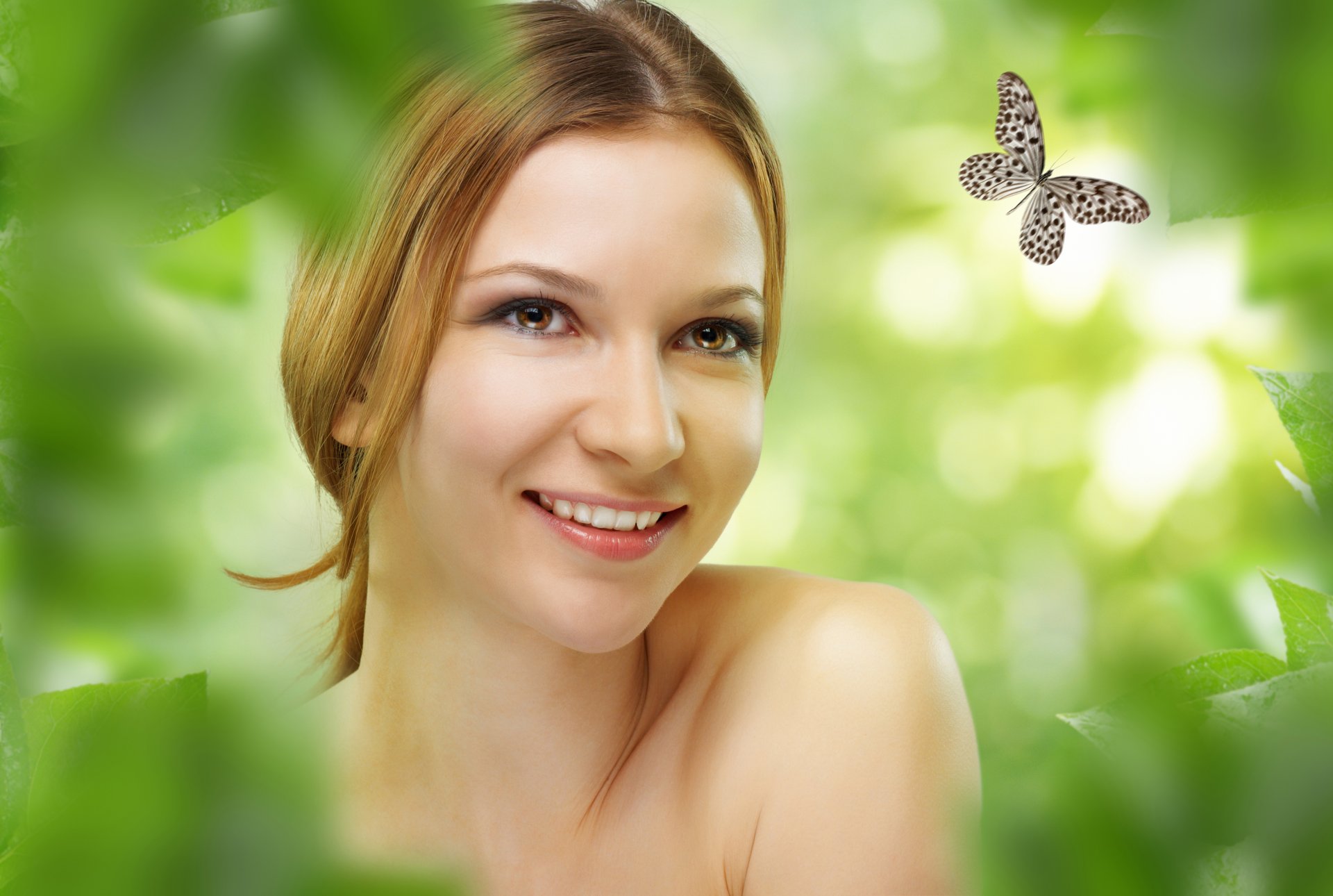 verdure papillon fille sourire yeux bruns regard positif joie feuillage bokeh