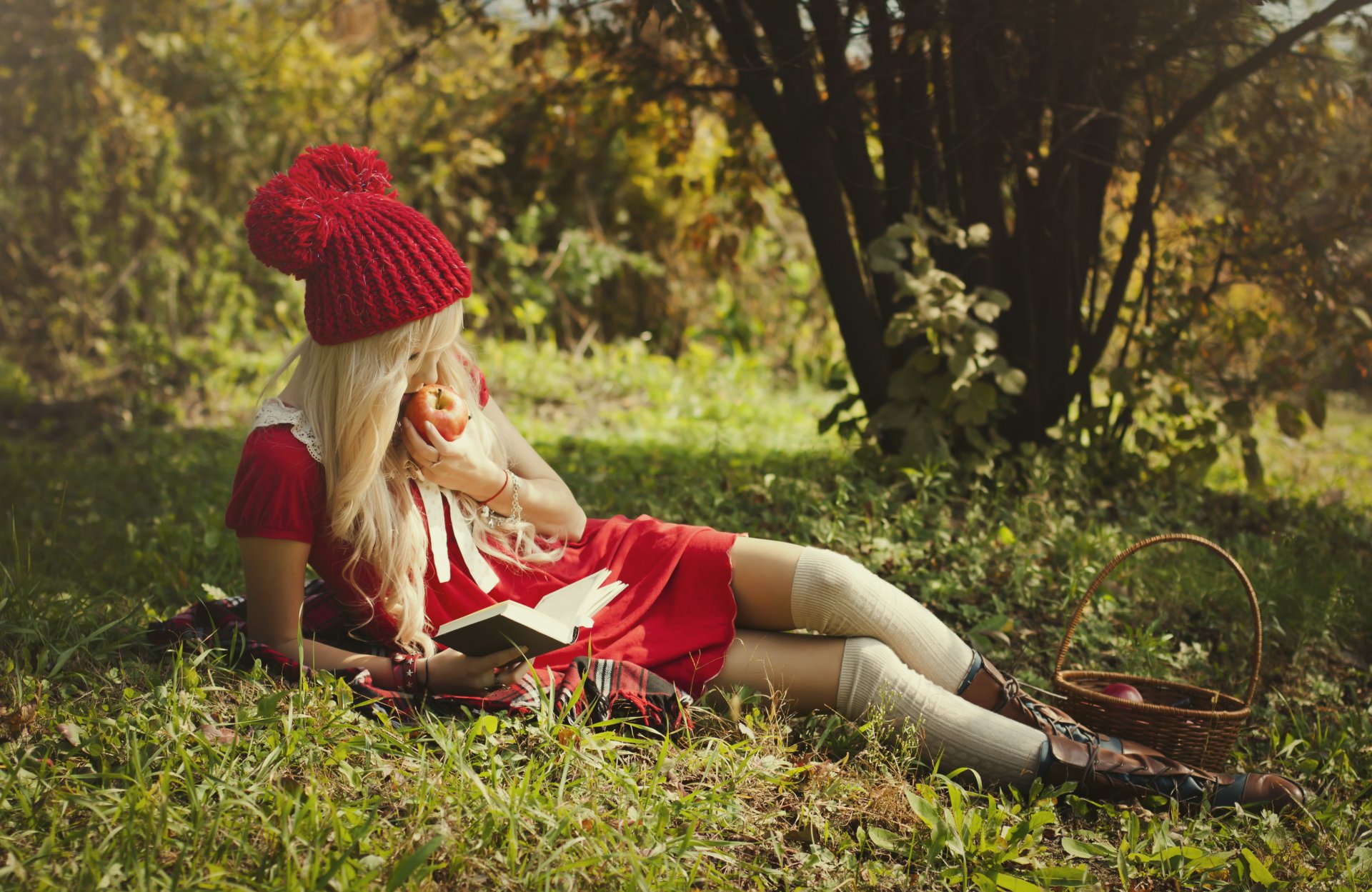 mädchen rotkäppchen blond natur korb apfel stiefel beine im roten kleid buch liest isst liegt schöne