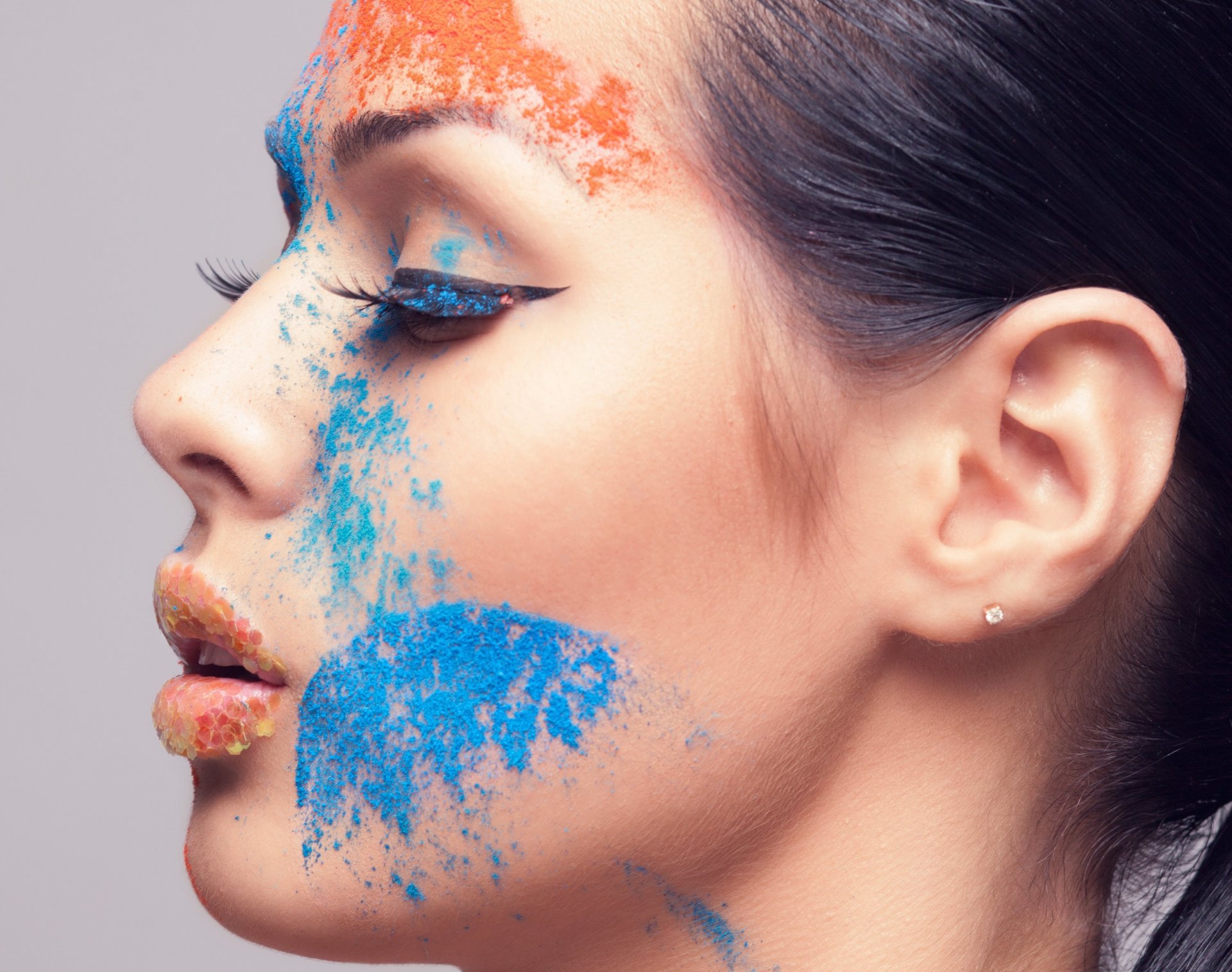 chica perfil pestañas labios maquillaje colores