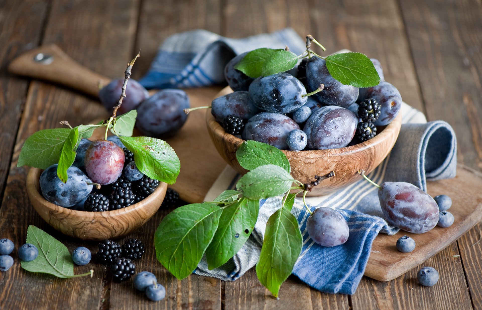 prunes feuilles fruits mûres planche myrtilles baies