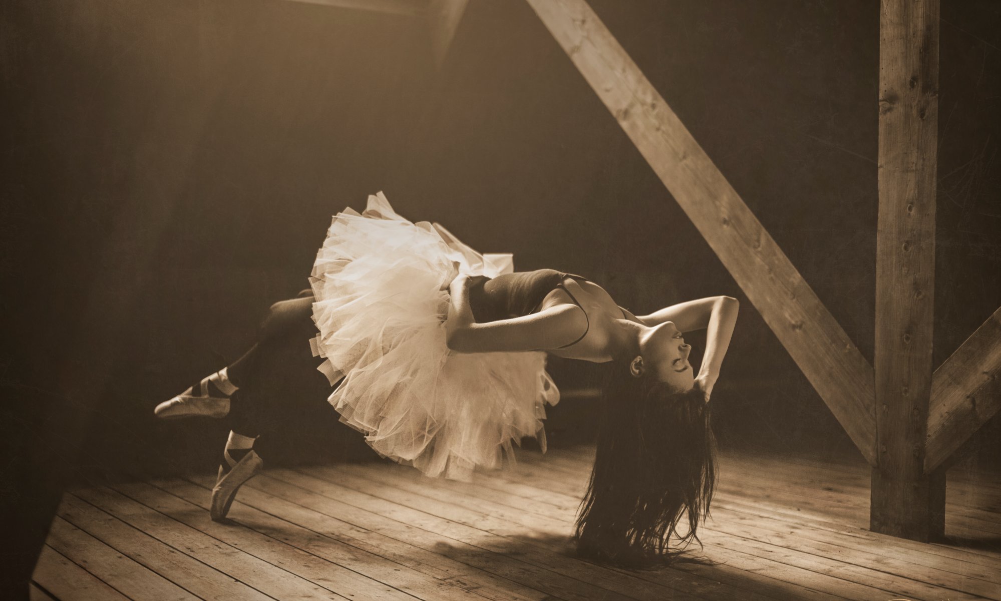 sepia chica bailarina ático levitación