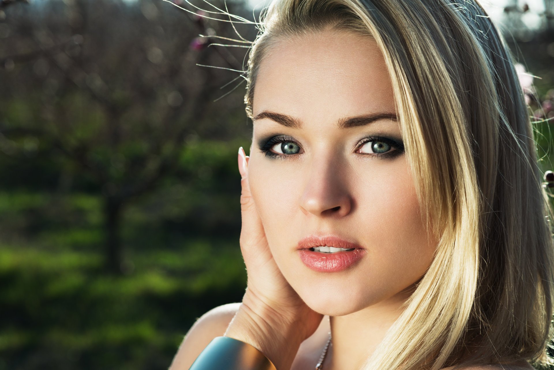 fille maquillage regard ombres cheveux blond yeux verts main nature