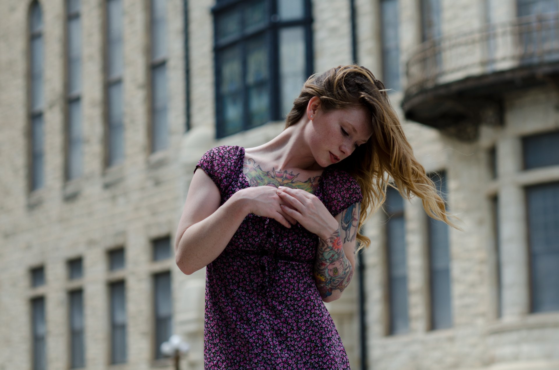 hattie watson vestido tatuaje edificio ventanas balcón modelo chica mujer