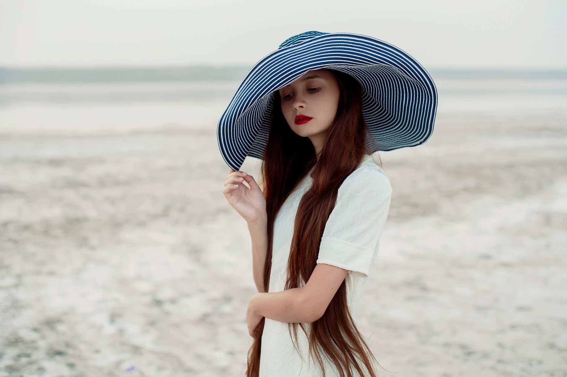 jeanne chica sombrero luz natural