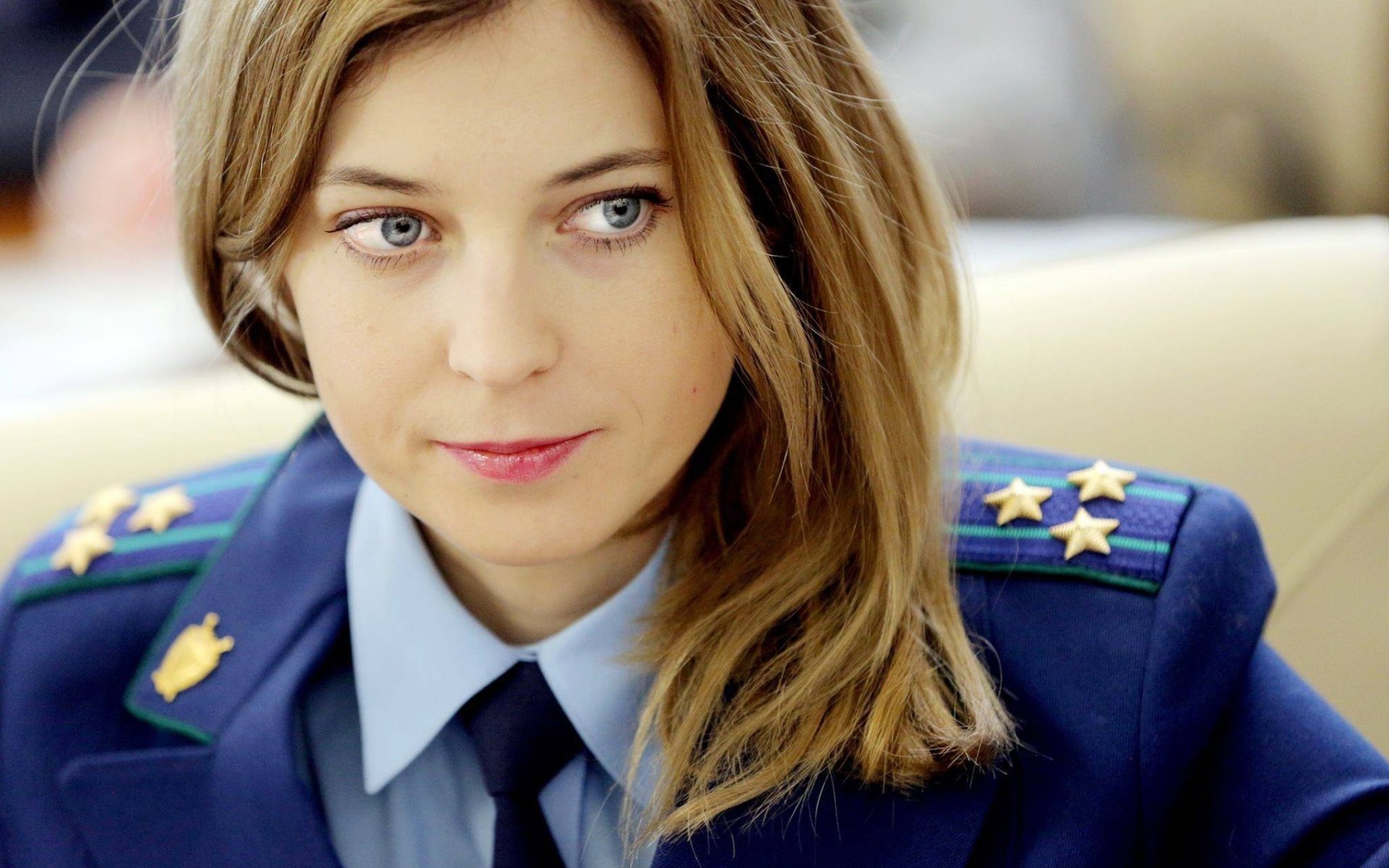 natalia poklonskaya fille belle mignonne mince visage yeux regard cheveux lèvres situation humeur forme bretelles chemise procureur crimée russie