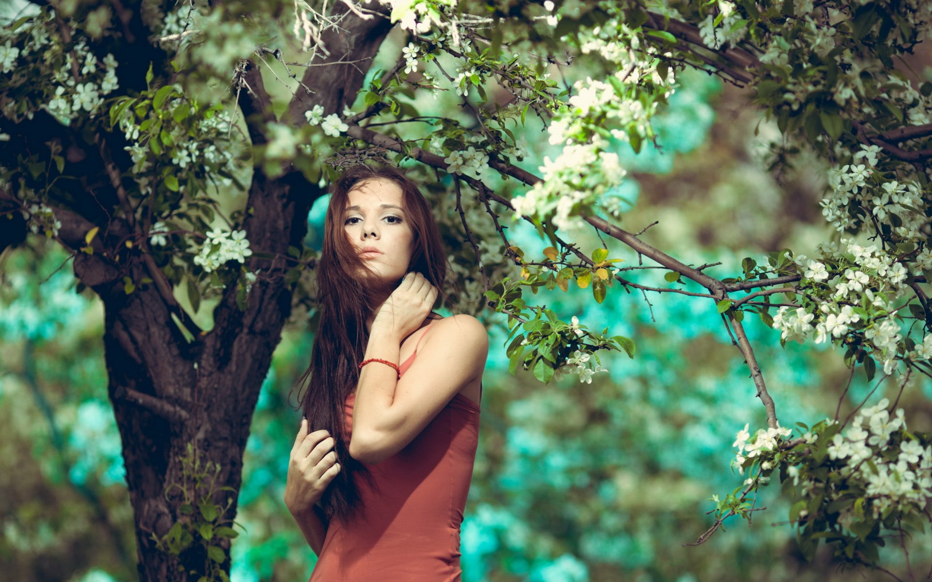 ragazza albero giardino